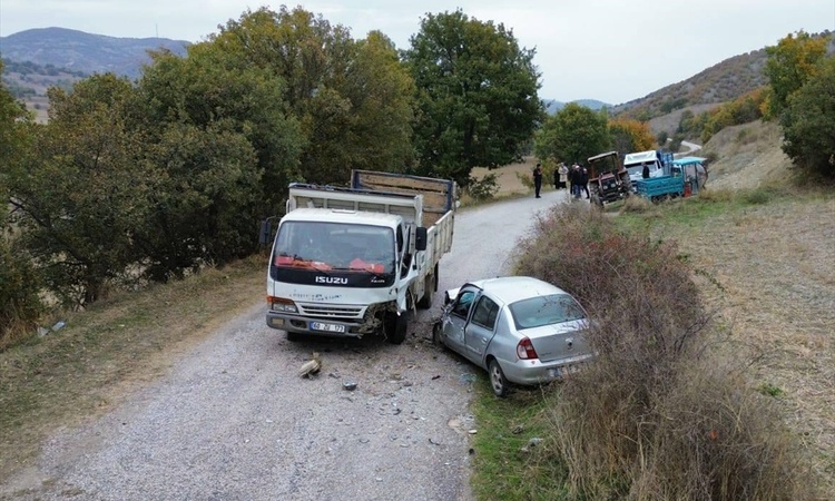 Gündemden Son Bilgiler: Tokat Zile'de kamyonla çarpışan otomobildeki 4 kişi yaralandı
