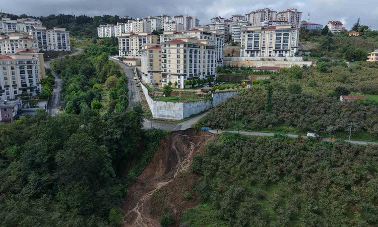Gündemden Son Bilgiler: Trabzon Ortahisar'da heyelan nedeniyle araç dereye sürüklendi, 2 kişi yaralandı - Son
