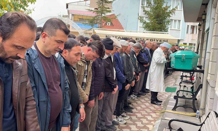 Gündemden Son Bilgiler: Trenin çarptığı 18 yaşındaki gencin cenazesi Kütahya’da toprağa verildi