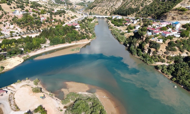 Gündemden Son Bilgiler: Tunceli'de Munzur ve Pülümür nehirleri yağış sonrası iki ayrı renkte akıyor - Son Daki