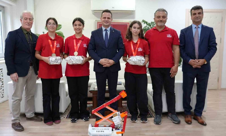 Gündemden Son Bilgiler: Türkiye birincisi Milas BİLSEM robot takımı Muğla Milli Eğitim Müdürü'nü ziyaret etti