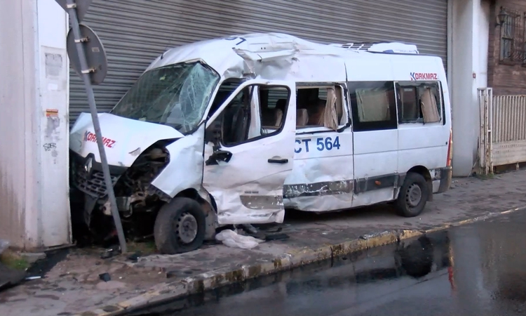 Gündemden Son Bilgiler: Ümraniye'de servis minibüsü İBB'ye ait atık kamyonuyla çarpıştı, 2 kişi yaralandı