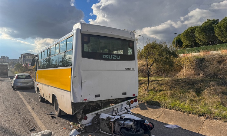 Gündemden Son Bilgiler: Uşak'ta yolcu midibüsüne çarpan motosiklette 1 kişi öldü, 1 kişi ağır yaralandı