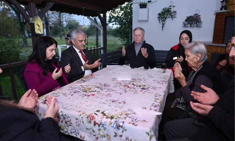 Gündemden Son Bilgiler: Vali Makas’tan 15 Temmuz şehidi Ufuk Baysan’ın ailesine ziyaret - Son Dakika Bilgileri