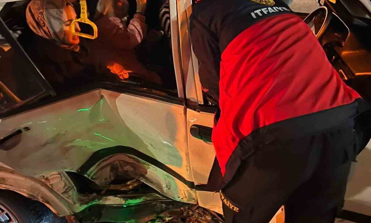 Gündemden Son Bilgiler: Van Edremit'te dün gece iki otomobil çarpıştı, kazada 3 kişi yaralandı - Son Dakika Bi