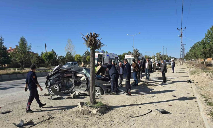 Gündemden Son Bilgiler: Van Edremit'te Honda otomobil ile Toyota kamyonet çarpıştı, 5 kişi yaralandı