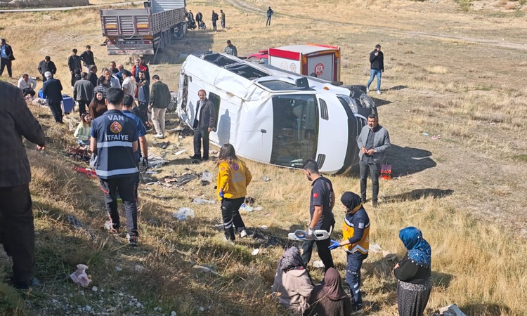Gündemden Son Bilgiler: Van Gürpınar'da TIR ile yolcu minibüsü çarpıştı, 1'i ağır, 11 kişi yaralandı | İşte Tü
