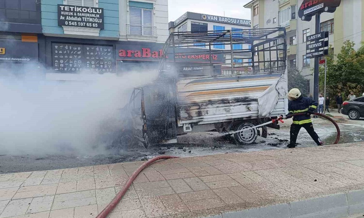Gündemden Son Bilgiler: Van İpekyolu'nda park halindeki kamyonetin motoru alev aldı, araç hurdaya döndü | İşte