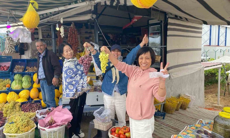 Gündemden Son Bilgiler: Venezüellalı turistler Sarıgöl'de Sultaniye ve Crimson üzümlerinden kilo kilo aldı - S