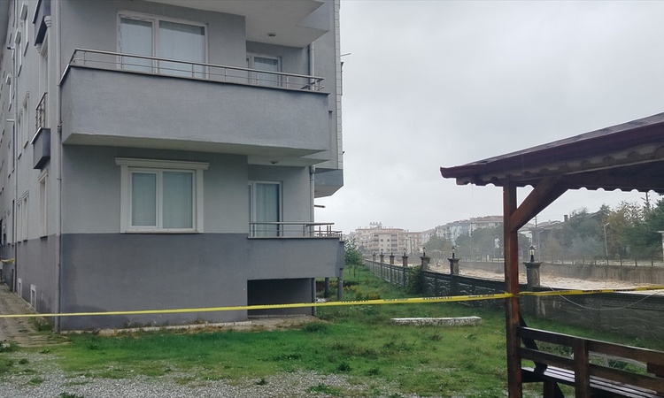 Gündemden Son Bilgiler: Yalova Çınarcık'ta sağanakta bahçesi çöken 5 katlı bina tedbir amaçlı tahliye edildi.