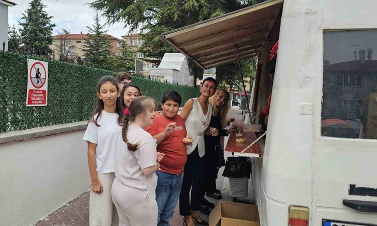 Gündemden Son Bilgiler: Yeni eğitim yılına tatlı başlangıç: Lokma dağıtıldı: Gelişmeler Takip Ediliyor