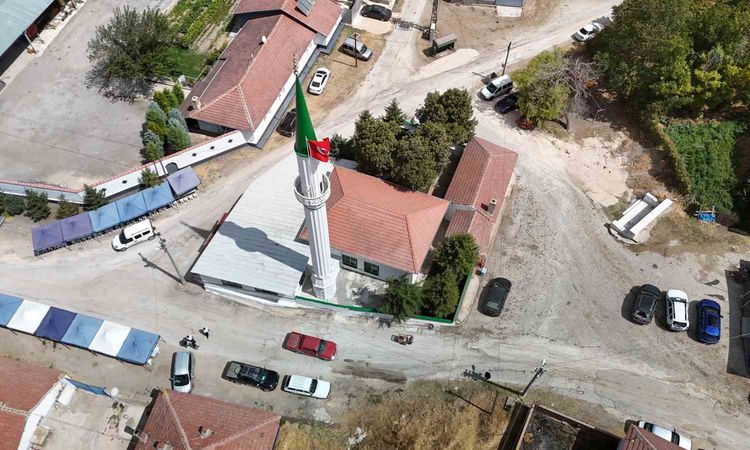 Gündemden Son Bilgiler: Yıldırım düşmesi sonucu ağır hasar alan cami el birliği için onarıldı, ibadete açıldı