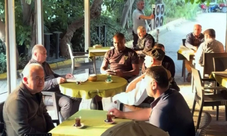 Gündemden Son Bilgiler: Yıldız golcü yıllar sonra İstanbul'da! Kahvehanede oturup kivi içti | İşte Tüm Ayrıntı