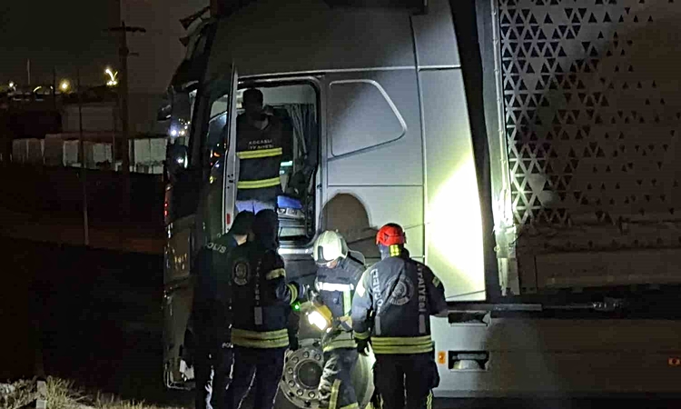 Gündemden Son Bilgiler: Yoldan çıkan tır bariyerleri aştı, sürücü kayıplara karıştı ve Merak Edilenler