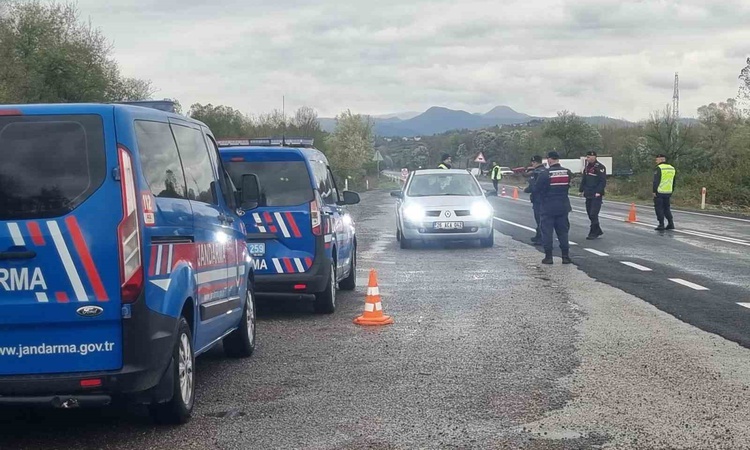 Gündemden Son Bilgiler: Zonguldak Çaycuma'da jandarma, Nebioğlu-Kozcağız güzergahında trafik denetimi yapıyor: