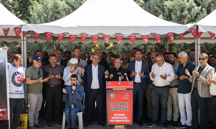 HAK-İŞ President Arslan commemorated the July 15 Martyrs at their Graves - News