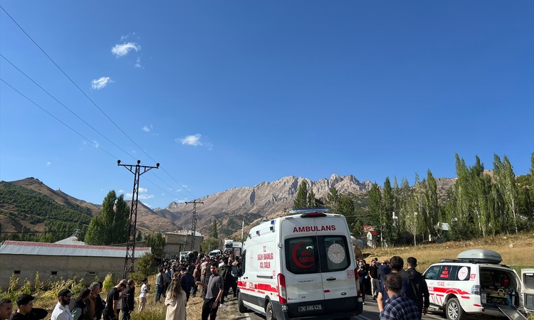 Hakkari Şemdinli'de otomobil ile kamyonet çarpıştı; 1 çocuk öldü, 7 kişi yaralandı