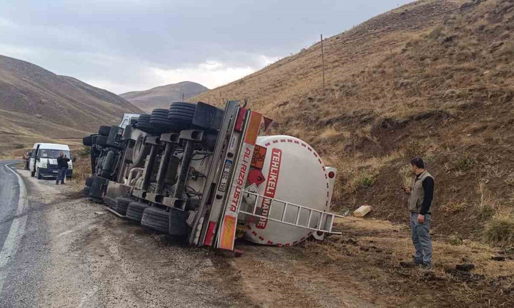 Hakkari-Van kara yolunda yağış nedeniyle devrilen tankerin sürücüsü yara almadı - Son Dakika Bilgileri