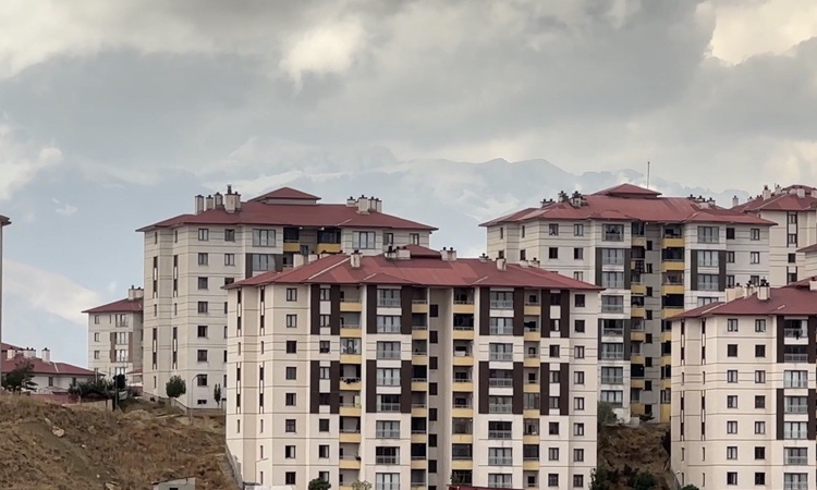 Hakkari Yüksekova'da yüksek kesimler mevsimin ilk karıyla beyaza büründü | İşte Tüm Ayrıntılar