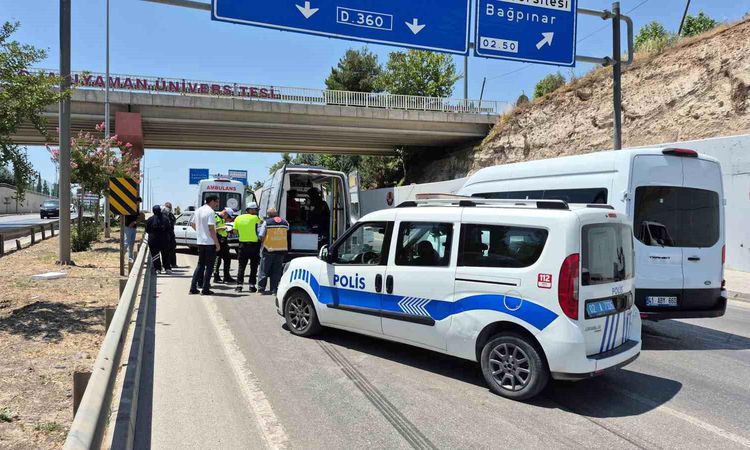 Patient transport vehicle crashed into a broken down car: 1 injured - Breaking News