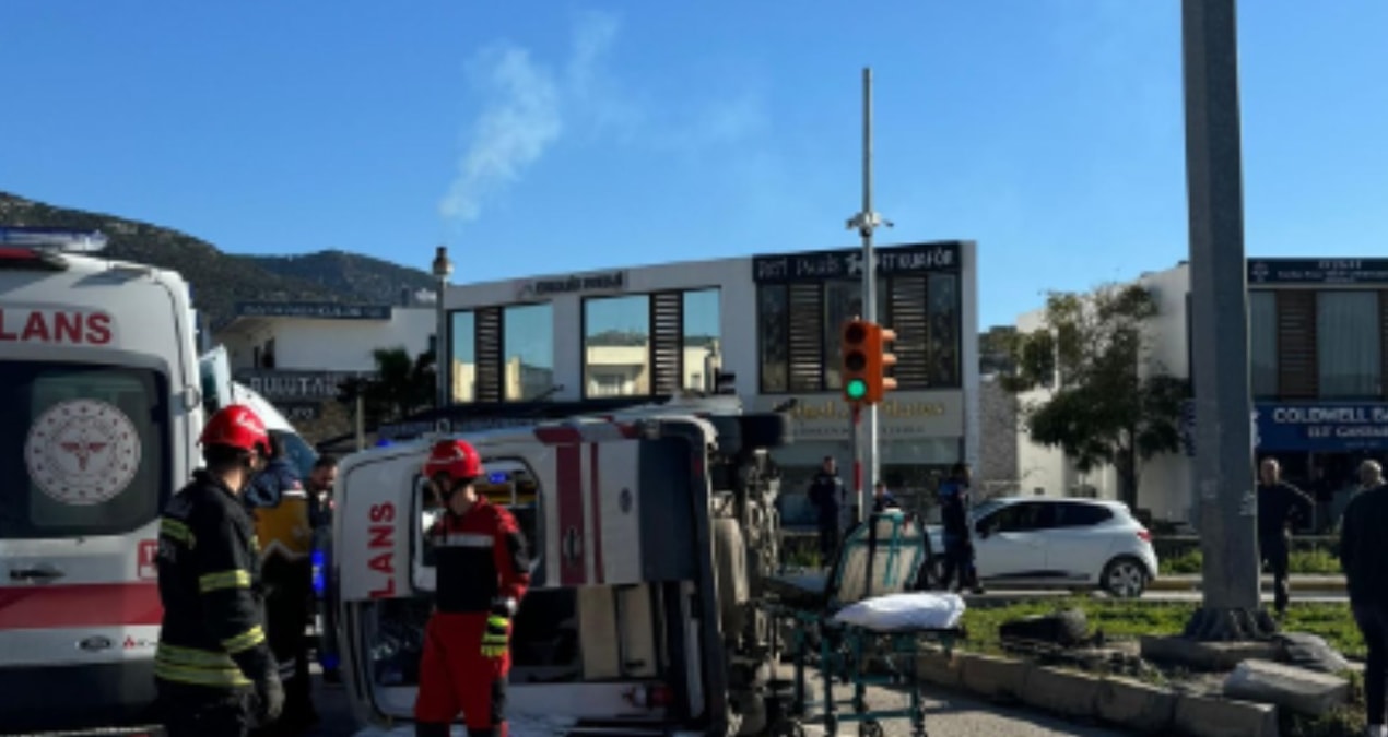 Kritik Açıklama: Hasta taşıyan ambulans devrildi! Yaralılar var - En Son Haber ve Merak Edilenler