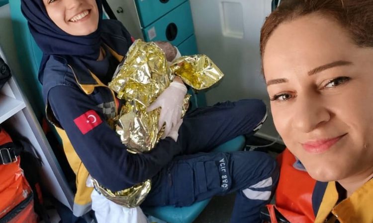 Kritik Açıklama: Hastaneye giderken ambulansta doğum yaptı - Son Dakika Haberleri: Gelişmeler Takip Ediliyor