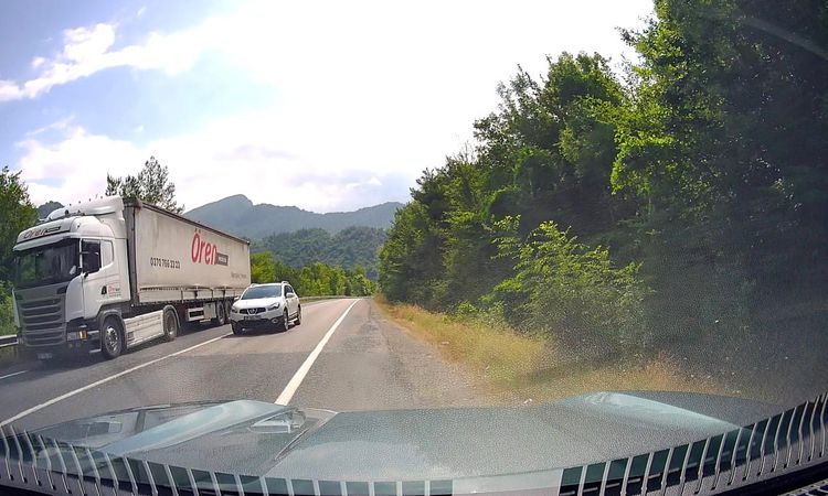 Wrong overtaking ended close to disaster - Last Minute