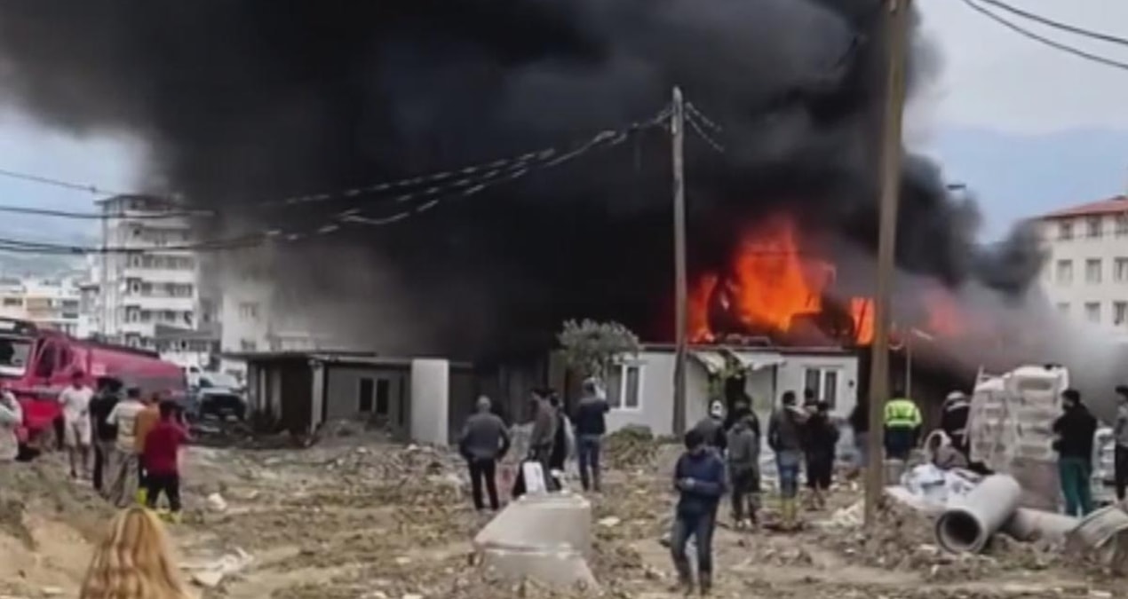 Hatay’da işçilerin kaldığı konteynerler yandı - Son Dakika | İşte Tüm Ayrıntılar