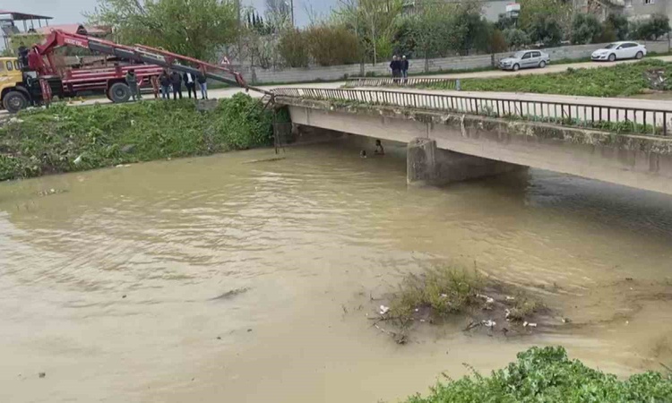 Hatay Kumlu'da dereye uçan sürücünün kızı, tabelasız yolda 5 kaza olduğunu söyledi - Son Dakika Bilgileri