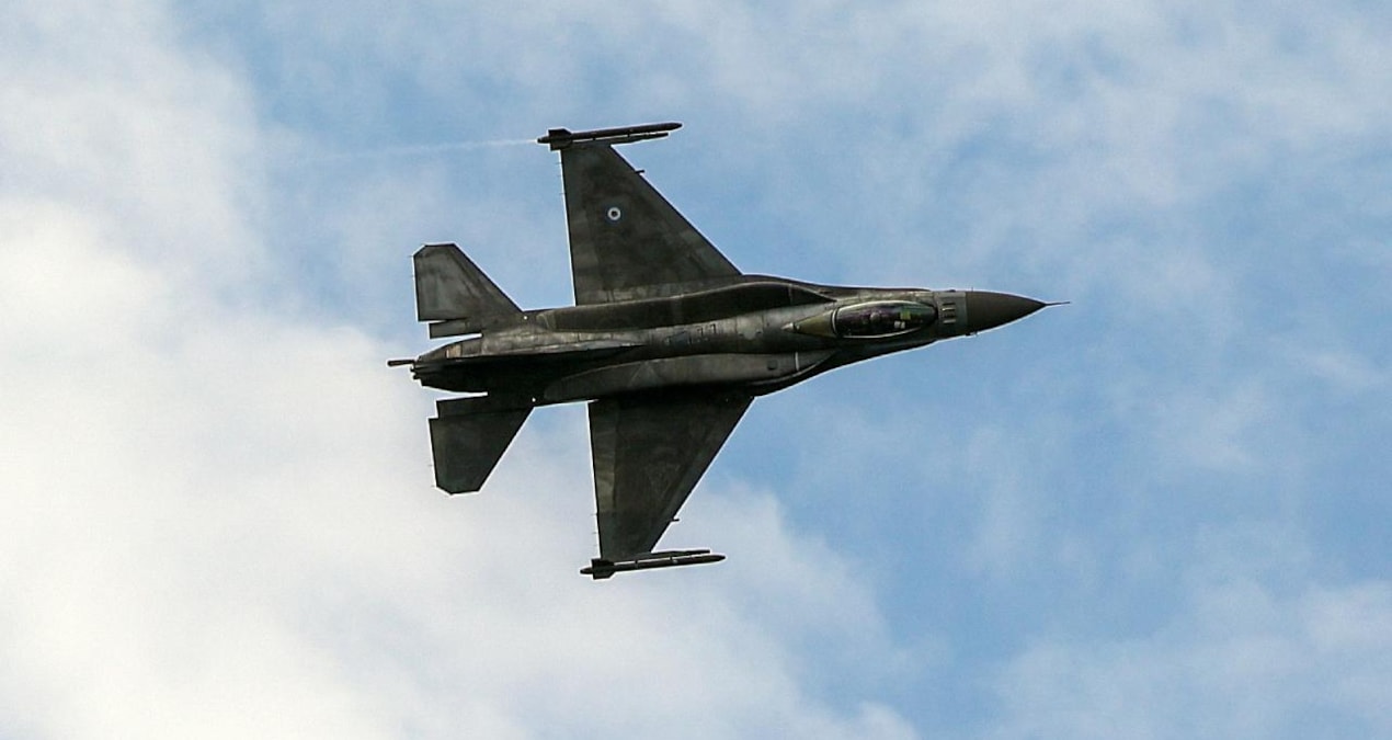 It caught fire in the air! Greek F-16 made an emergency landing - Latest News
