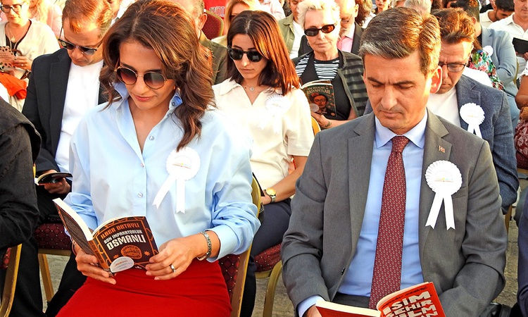 Hayatın Anlamı Kitap projesi Çeşme'de 5. sezonunu Çeşme Kalesi'nde başlattı ve Merak Edilenler