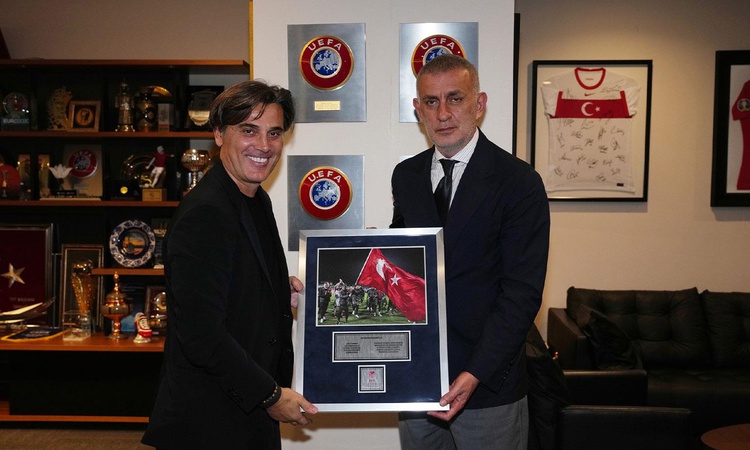 İbrahim Hacıosmanoğlu, Montella ile vedalaştı! Dikkat çeken hediye: Gelişmeler Takip Ediliyor