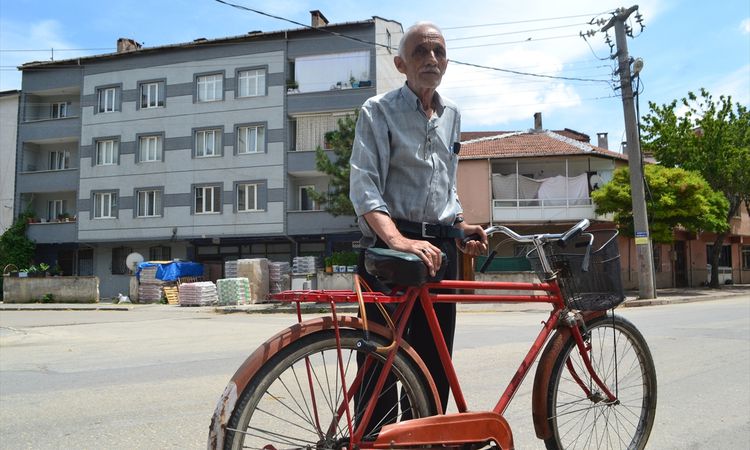 Ayrıntılar Netleşti: İnegöl'de bisikletiyle yıllardır mahalleyi dolaşan muhtar, sağlıklı kalmasını aktif yaşam