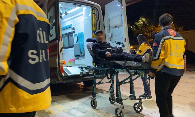 İnegöl'de topunu almak için duvara tırmanan genç dikenli tellere saplanıp ağır yaralandı ve Merak Edilenler