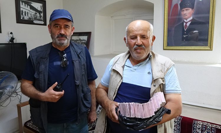Ayrıntılar Netleşti: İnek almak için biriktirdiği altınlarını dolandırıcılara kaptırmaktan polis kurtardı - Ha