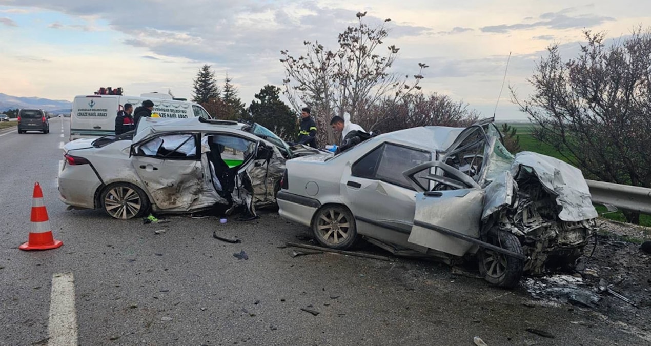 Gündemden Son Bilgiler: İki otomobilin çarpıştığı kazada 4 kişi öldü, 2 kişi yaralandı - Haberleri: Gelişmeler