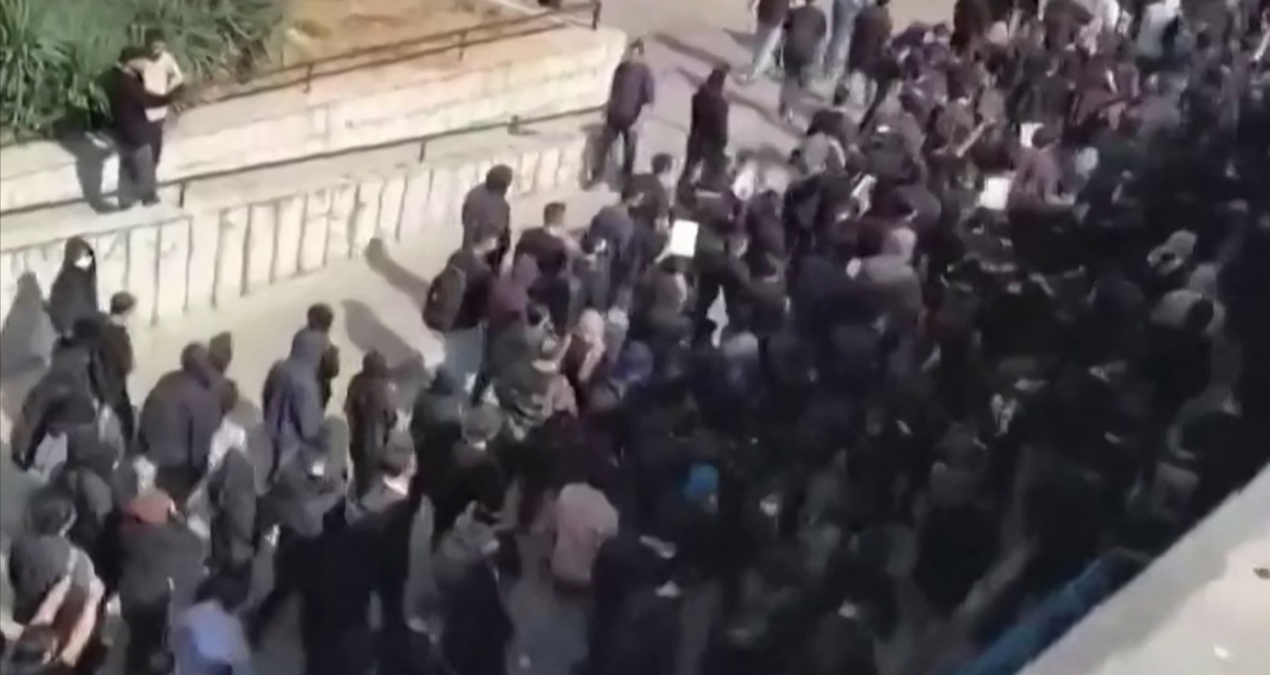 Son Gelişme: İranlı protestolara başlayan öğrenciler, seslerini kamuoyuna ilan etti: 'Sınıflar boş çünkü mezar