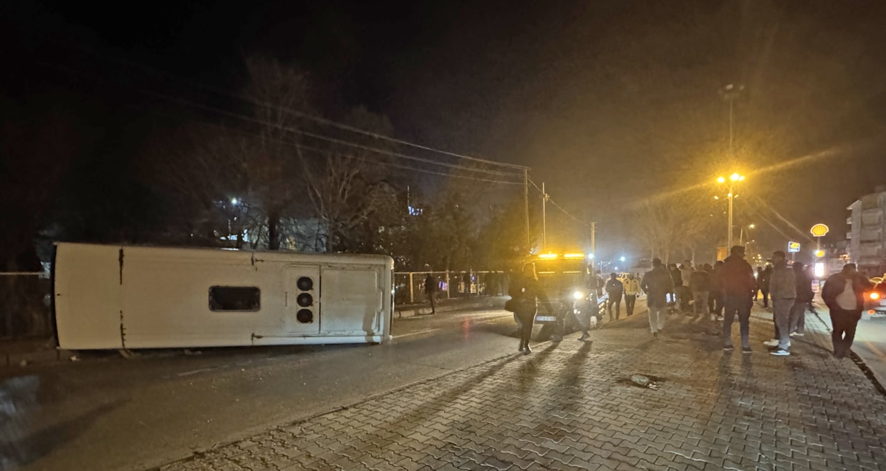 İşçi servisiyle otomobil çarpıştı: 11 kişi yaralandı - Son Dakika: Gelişmeler Takip Ediliyor