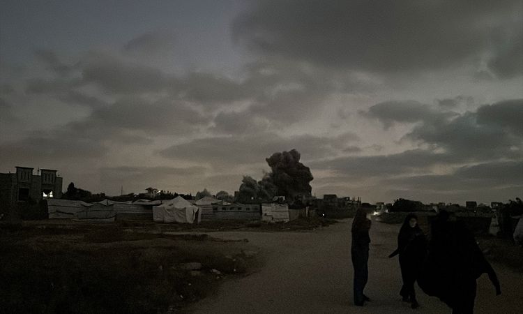 Despite the ceasefire, Israel targeted the central part of Gaza with intense air strikes - Breaking News