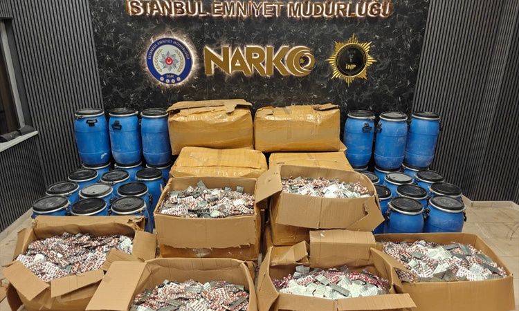 İstanbul'da 3 ilçede 785 kilogram uyuşturucu ele geçirildi, 6 şüpheli yakalanarak gözaltına sevk edildi