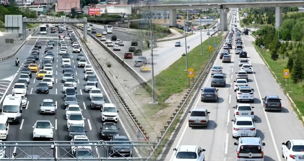 Ayrıntılar Netleşti: İstanbul'a dönüş trafiği otoyolları doldurdu - Son Dakika Haberleri - Son Dakika Bilgiler