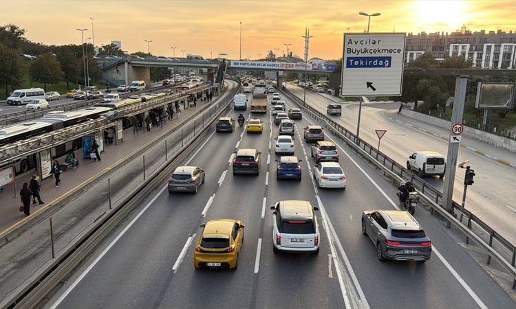 İstanbul'da akşam saatlerinde trafik yoğunluğu yüzde 83'e çıktı - Son Dakika Bilgileri