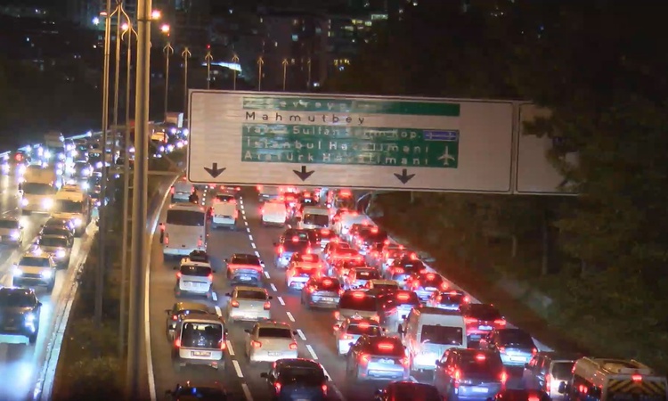 İstanbul'da akşam trafiği yağışla durma noktasına geldi, yoğunluk yüzde 89'a ulaştı