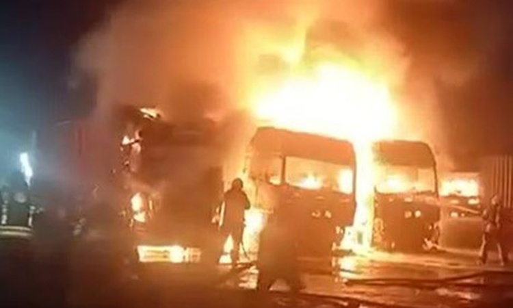 İstanbul Beylikdüzü'nde tır garajında 3 şahıs 4 tırı kundaklayıp kaçtı | İşte Tüm Ayrıntılar