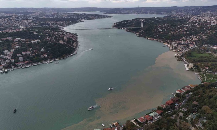 İstanbul Boğazı, sağanak sonrası Küçüksu Deresi'nden gelen çamurla kahverengiye döndü - Son Dakika Bilgileri