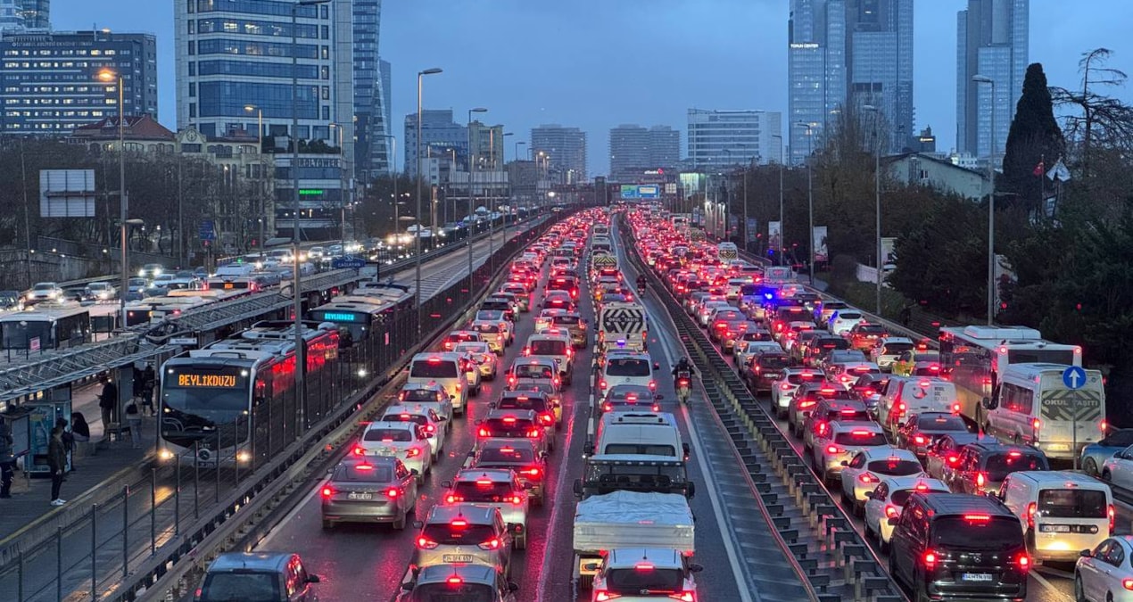 Sıcak Gündem: İstanbul'da cuma trafiği: Yoğunluk yüzde 76'ya çıktı - En Son Haber - Son Dakika Bilgileri