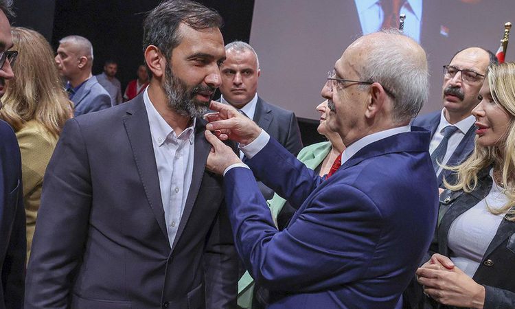 İstanbul Cumhuriyet Başsavcılığı'ndan CHP'nin rozet törenine 'figüran taşındı' iddiasına soruşturma - Son Daki