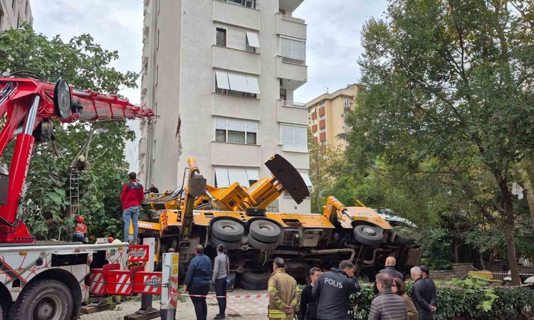 İstanbul Kadıköy'de inşaat vinci 11 katlı binanın girişine devrildi, ölü yaralı yok - Son Dakika Bilgileri