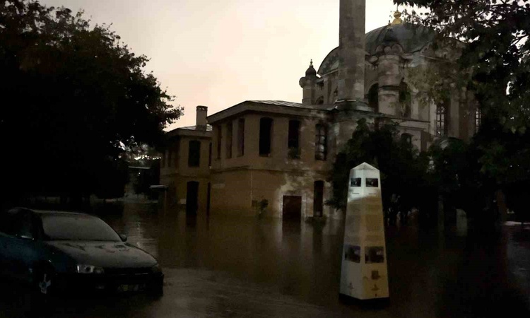 İstanbul Kağıthane'de dere taştı, Sadabad Camisi ve Sedef Atölyesi'ni su bastı | İşte Tüm Ayrıntılar