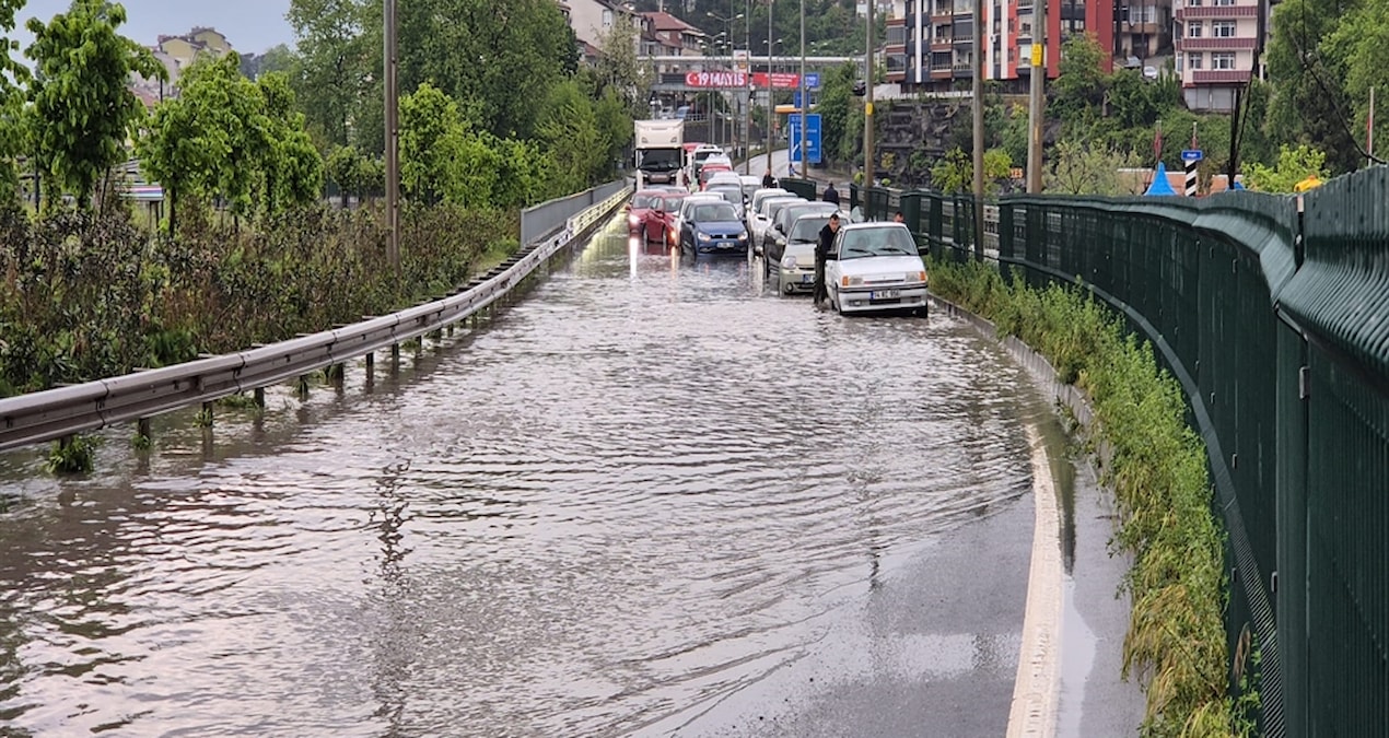 Kritik Açıklama: İstanbul kara yolu su ile doldu, araç kuyrukları oluştu - Haberleri ve Merak Edilenler
